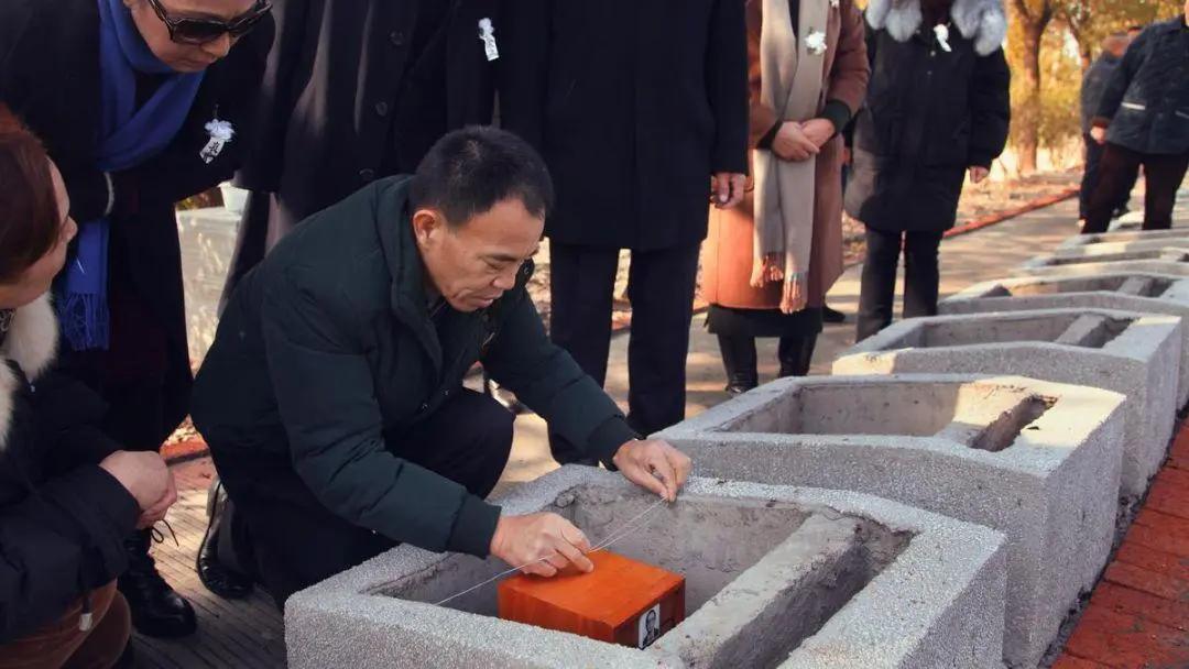 台湾“灵魂摆渡人”,放弃高薪工作,20年间自费送200位老兵回家