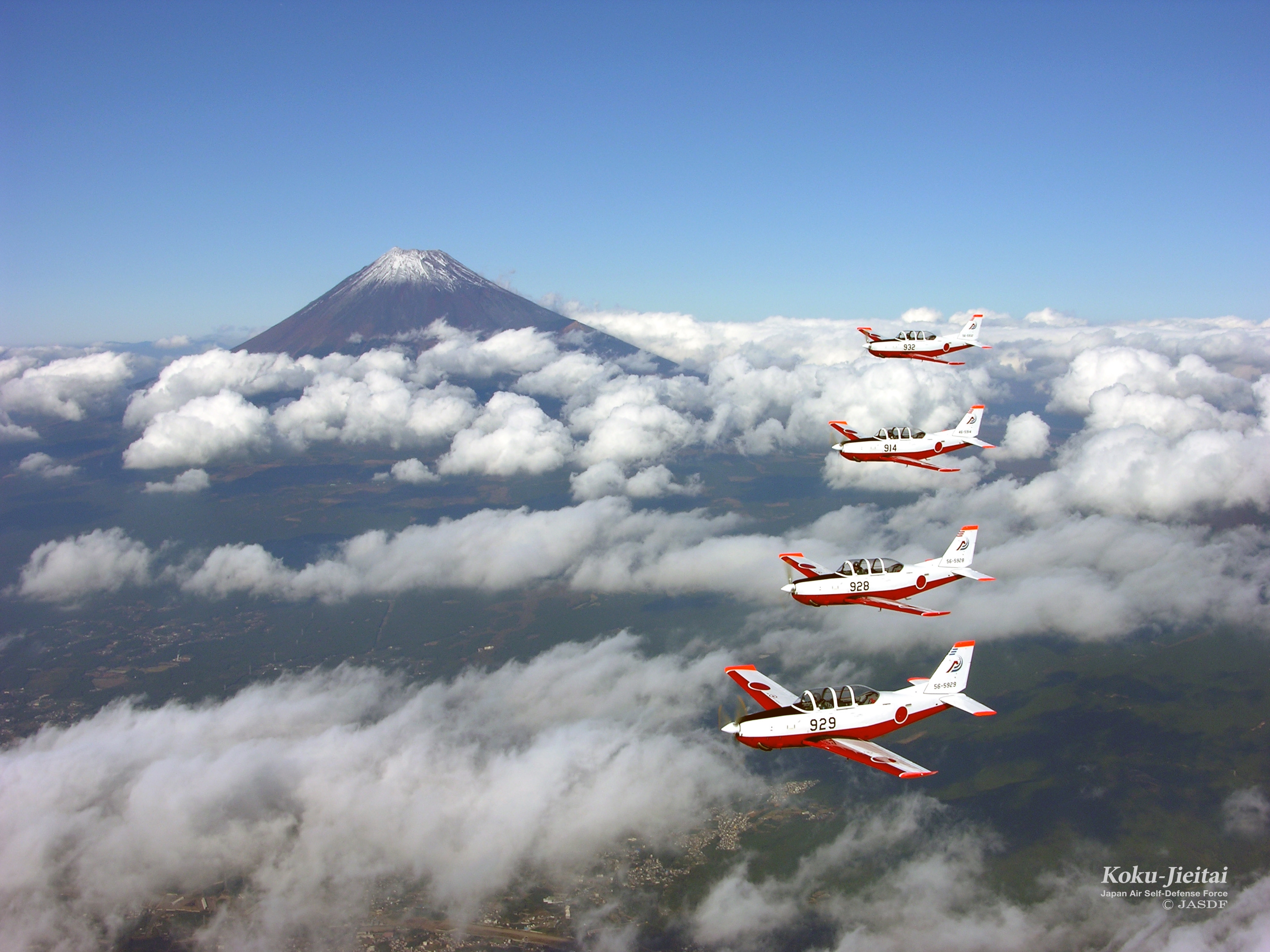 日本列岛的初级和中级训练机“富士T-7”