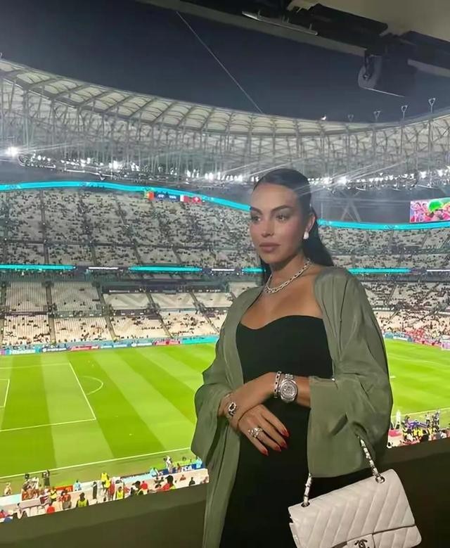 c罗的未婚妻子,c罗女友戴500万婚戒