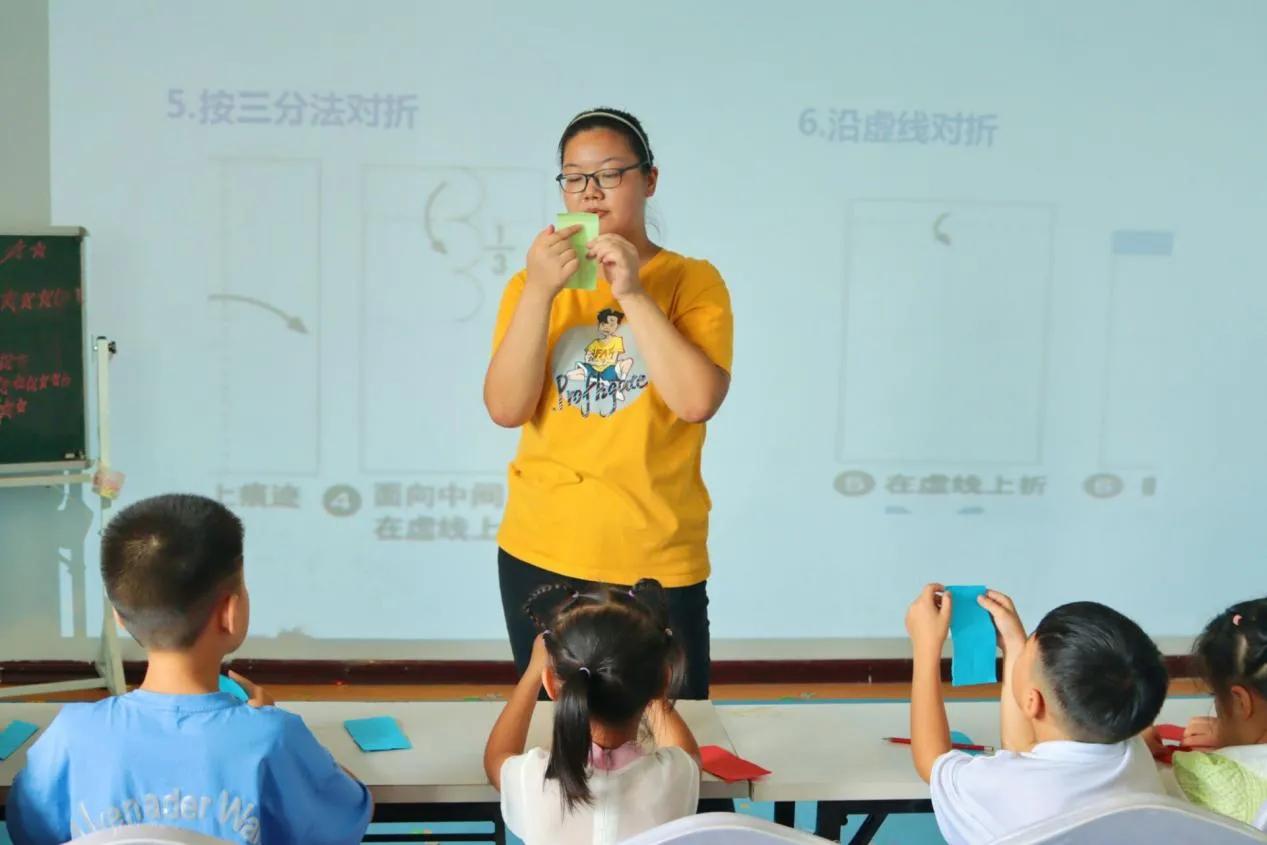 二师学子三下乡：动动小手巧折纸，七彩梦园乐搭建