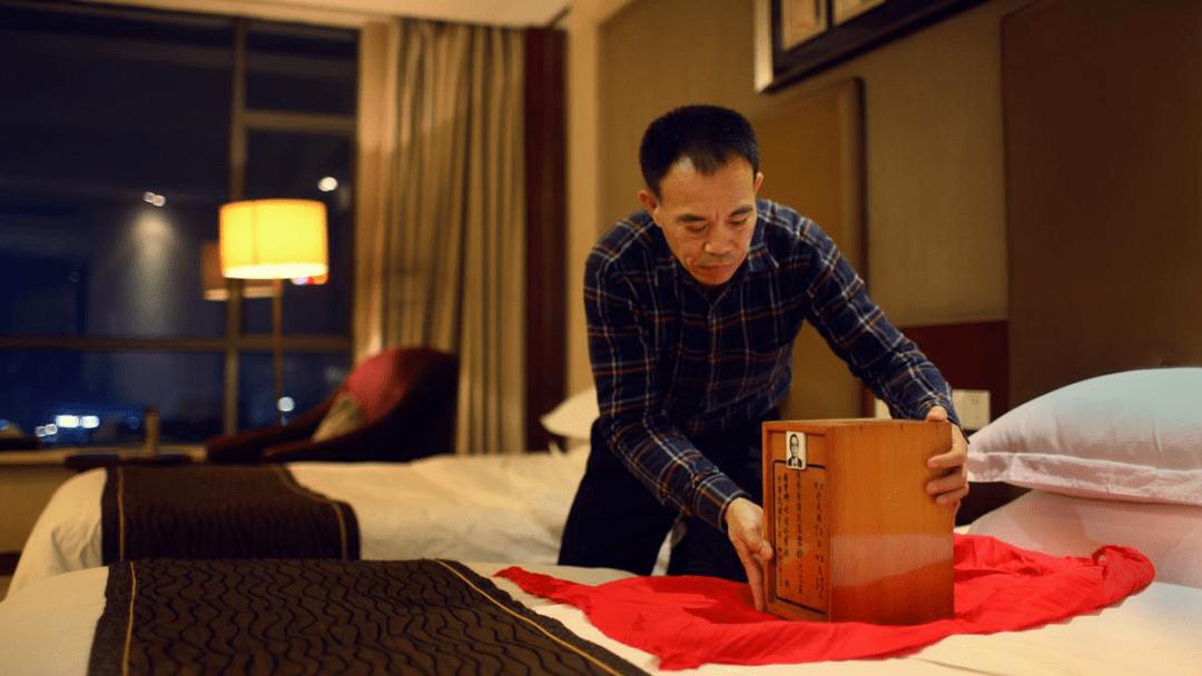 台湾“灵魂摆渡人”,放弃高薪工作,20年间自费送200位老兵回家