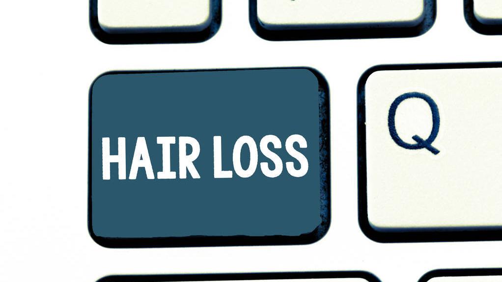 为什么有的人头发眉毛都稀疏呢,为什么有人头发天生是棕色