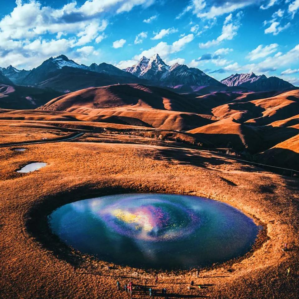 泉深八百似赤瞳，流经后寸草不生，青海的“恶魔之眼”如何形成？