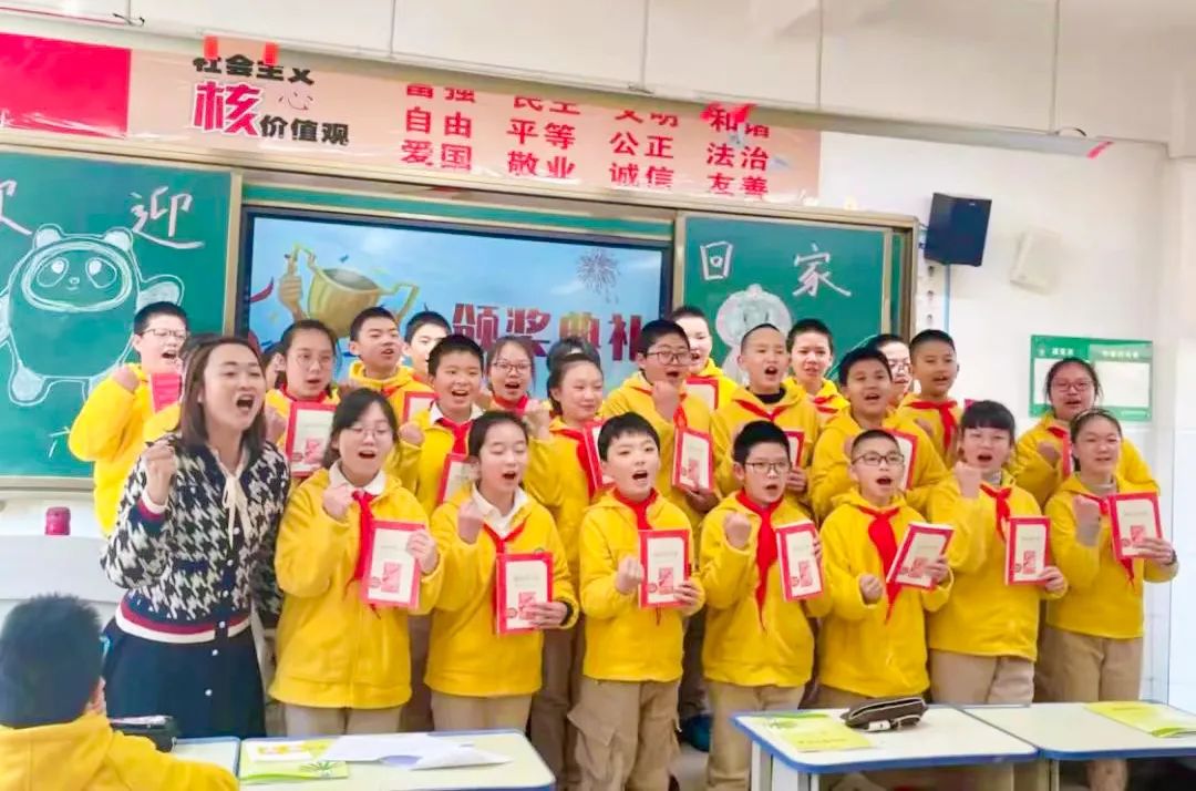 开学季校园展示打卡,开学啦冰墩墩小学生积极向上图片