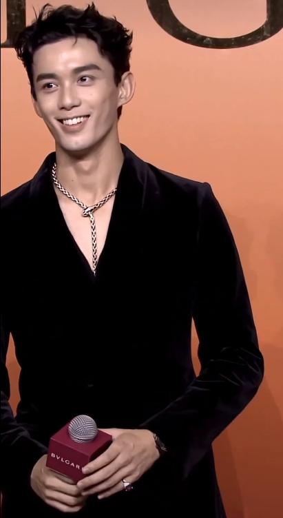 赵露思红毯一言难尽,赵露思倪妮红毯