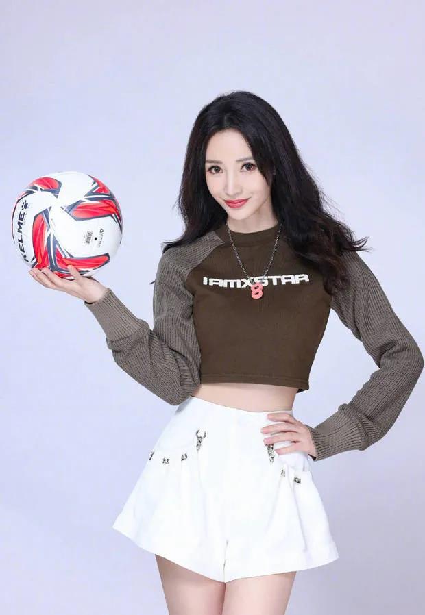 柳岩是怎么成为足球宝贝的,柳岩化身足球宝贝助威世界杯