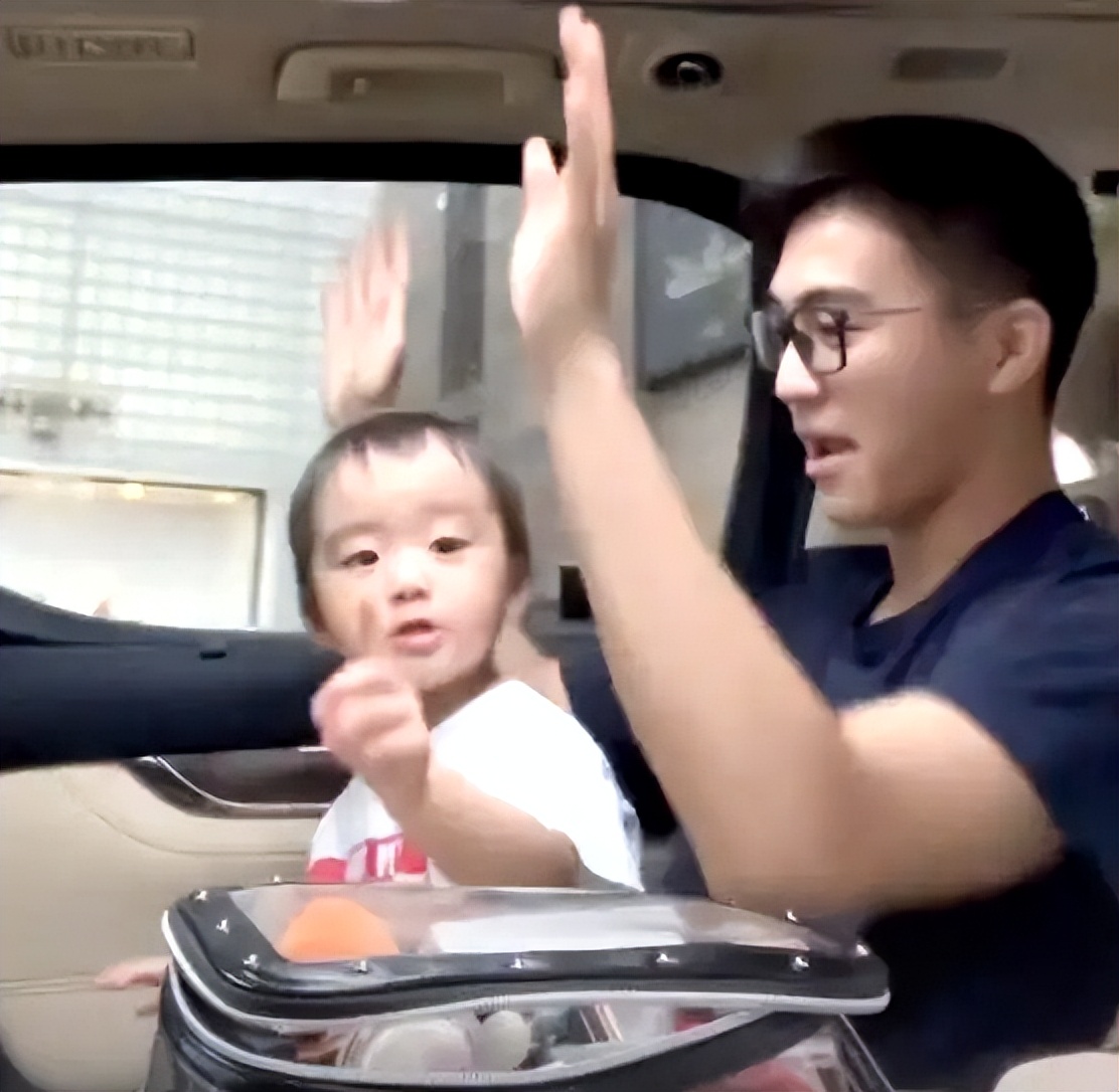 何猷君奚梦瑶晒证件照,何猷君携手妻子奚梦瑶出席节目