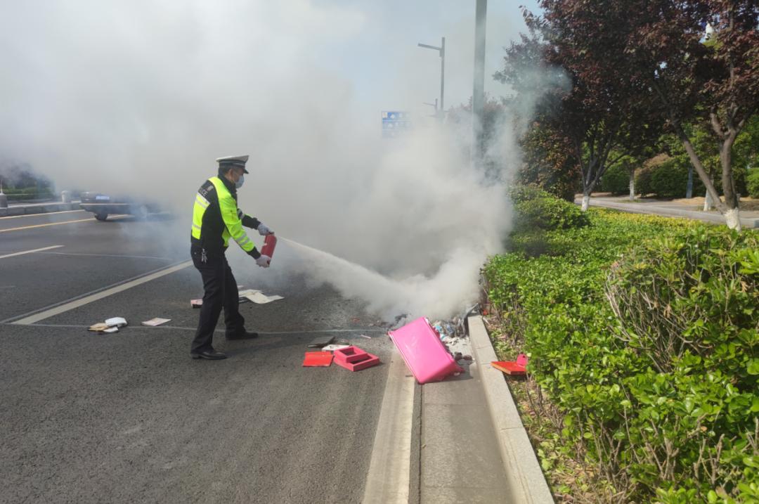 公安五一我在岗安全不打烊,节日我在岗公安安全检查