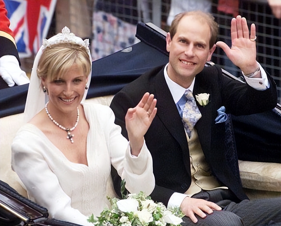 英国王室阅兵卡米拉,卡米拉孙辈参加查尔斯加冕礼