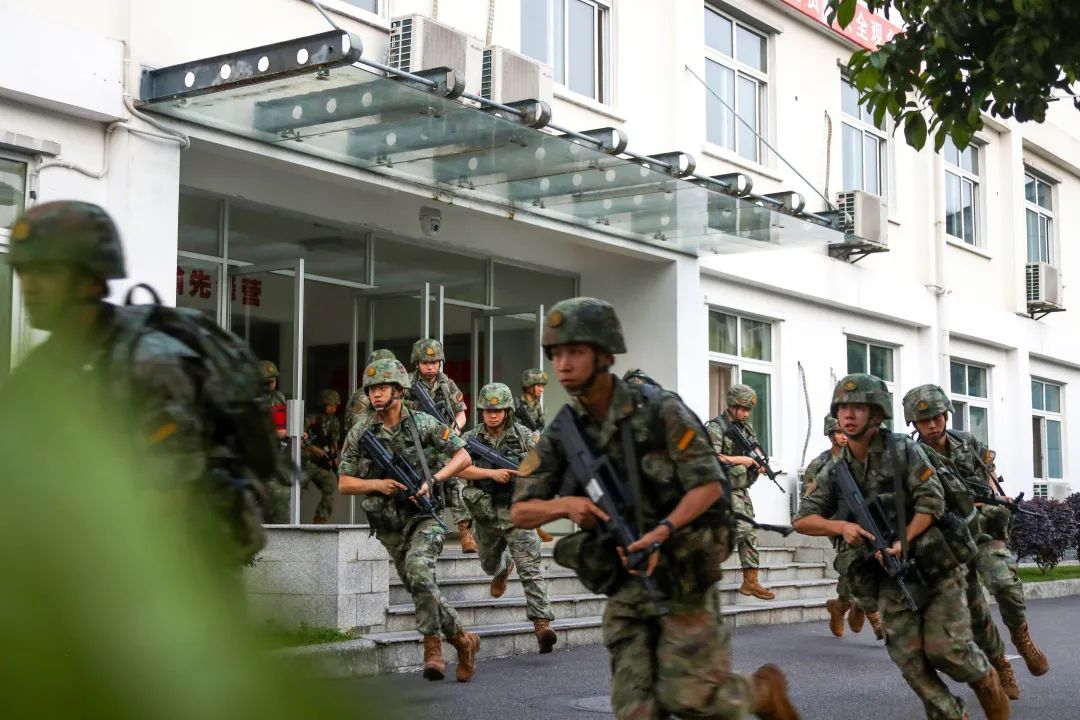 一组镜头，看看夏日军营的别样青春