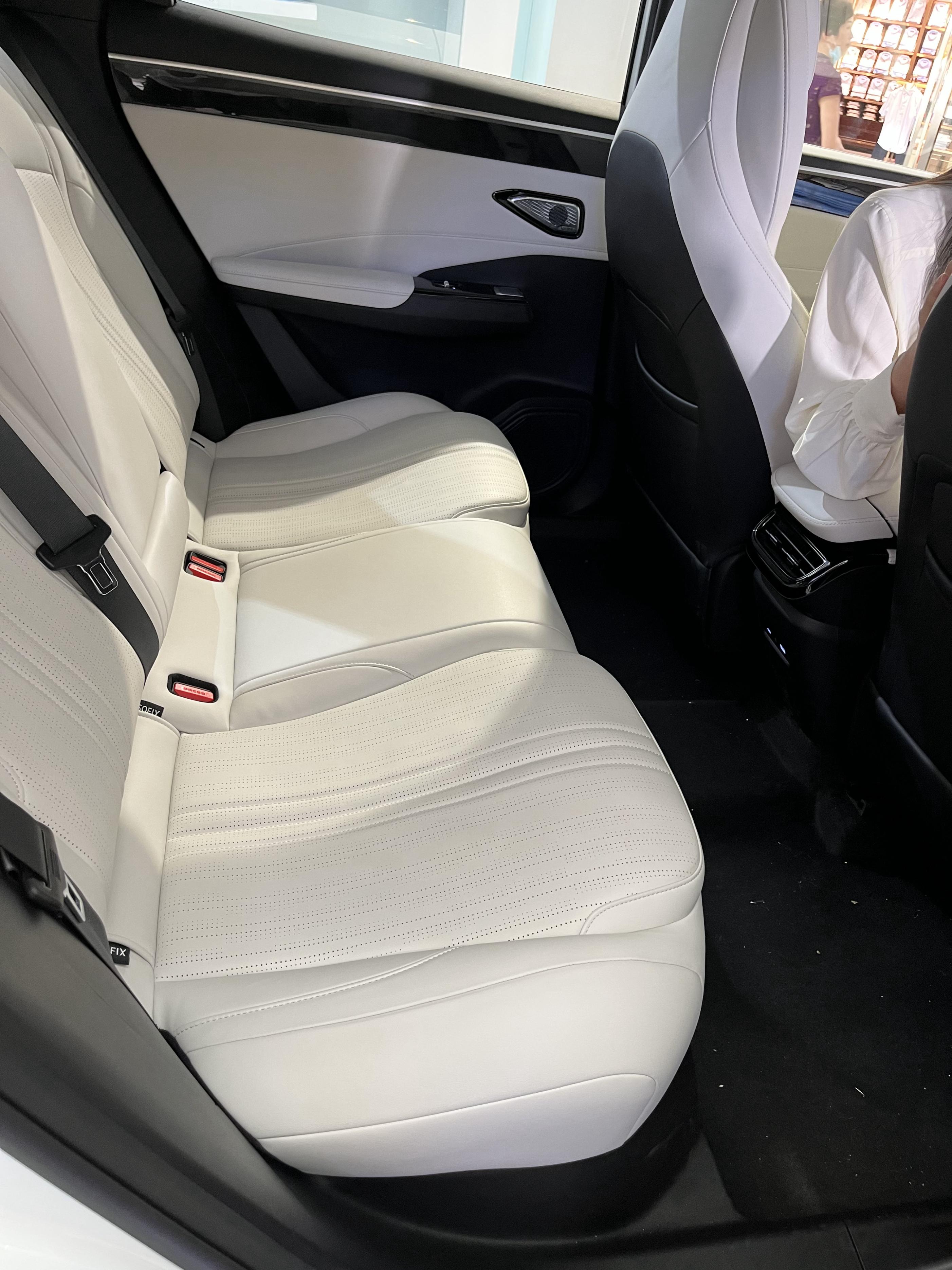 吉利银河l7全新suv棕灰,银河l7宋plusdmi数据对比