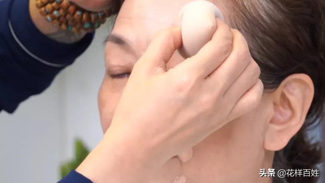 35岁姐姐打造无暇妆容,50岁姐姐如何搭配好看