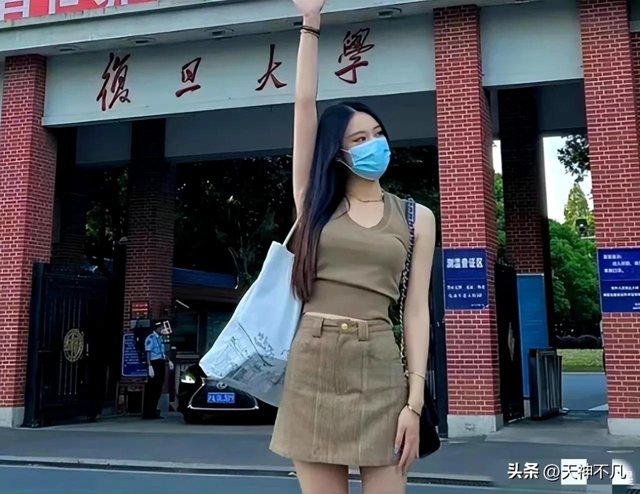 范志毅女儿海边游泳装,范志毅女儿露脐装秀