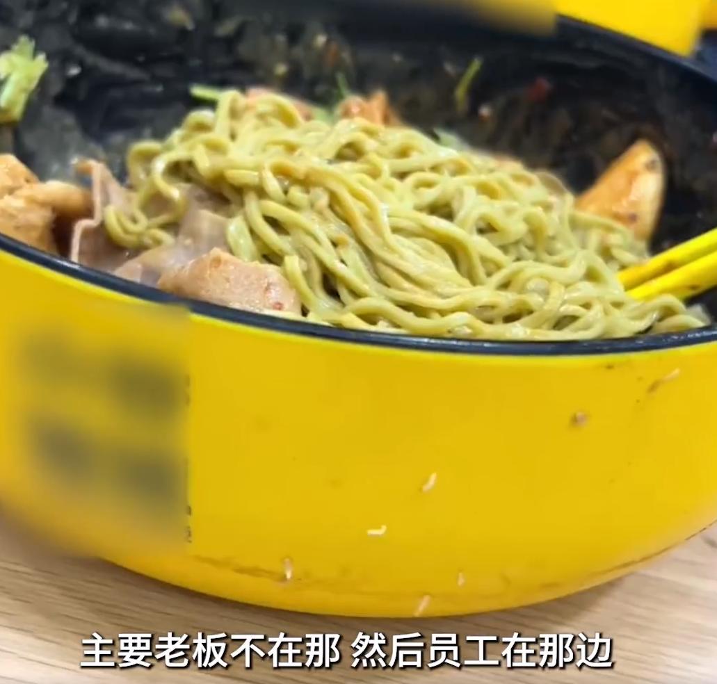 麻辣烫碗边爬满虫,门店回应麻辣烫碗边爬满蛆虫