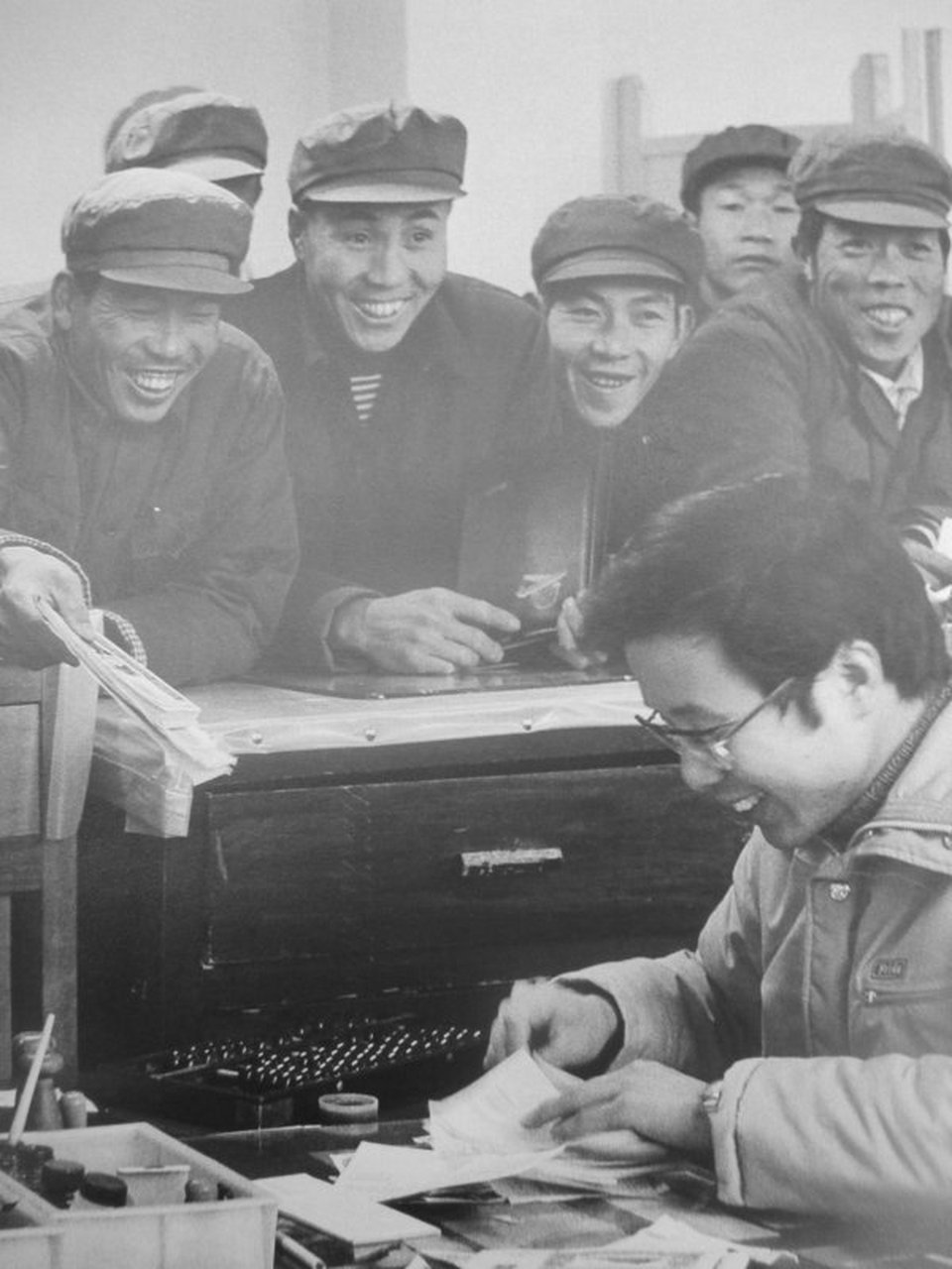 山西老农砍柴发现藏金洞,山西老汉发现山洞洞里藏金砖