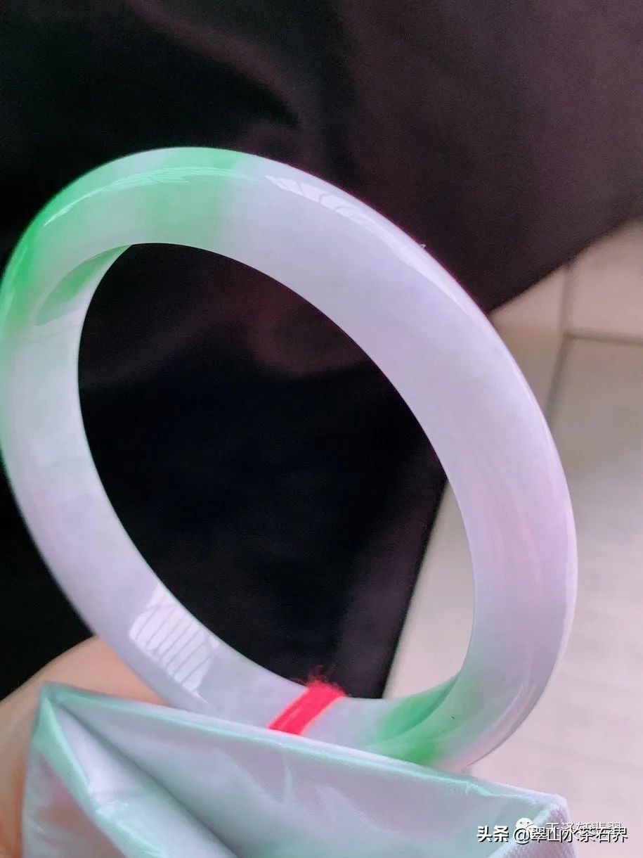 黑乌鸡翡翠手镯等级,翡翠手镯的种水八个等级及价格