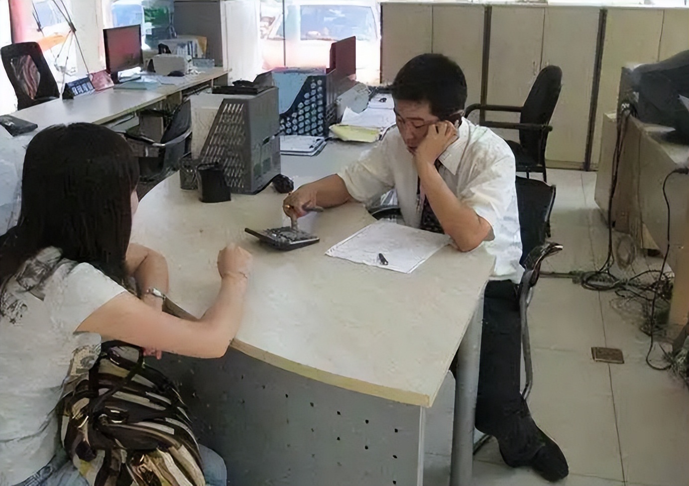 美女老板俞优静：卷走1.5亿逃往非洲，只因弟弟嗜赌如命？终覆灭