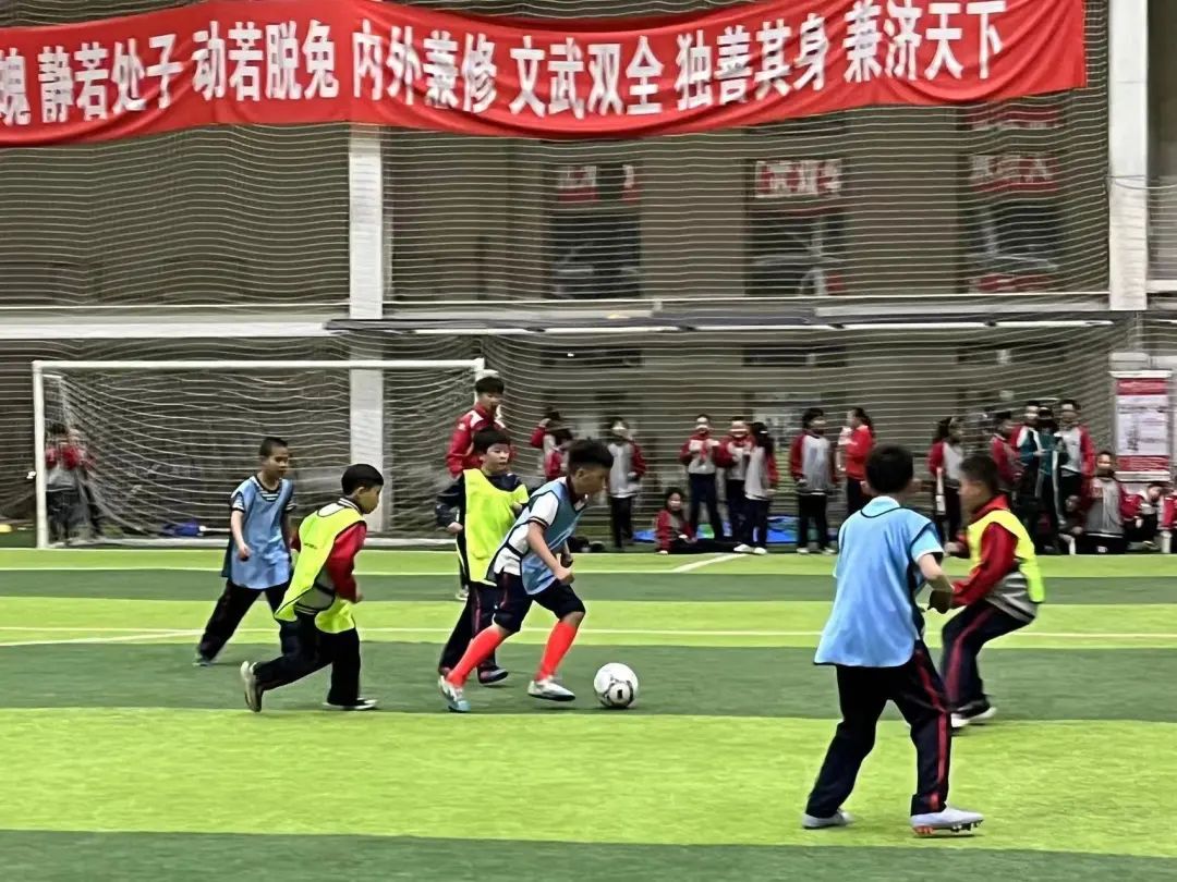 包头市青山区小学足球比赛,驰骋绿茵球场圆中国足球梦