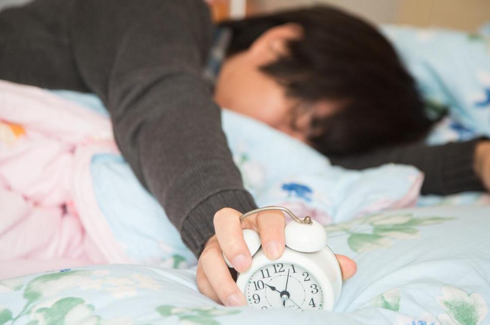 饿肚子睡觉和吃宵夜哪个危害大,睡前吃夜宵和饿肚子睡觉哪个健康