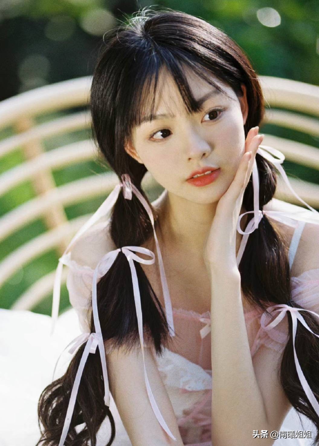 怎么扎丸子头显脸小编发,盘起来的编发显脸小丸子头