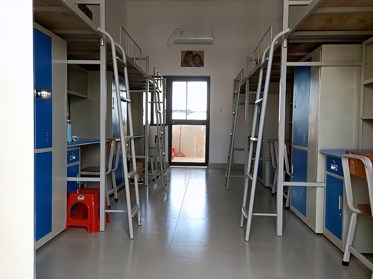 “怎么不给留学生？”，北邮大学宿舍遭吐槽，环境太差