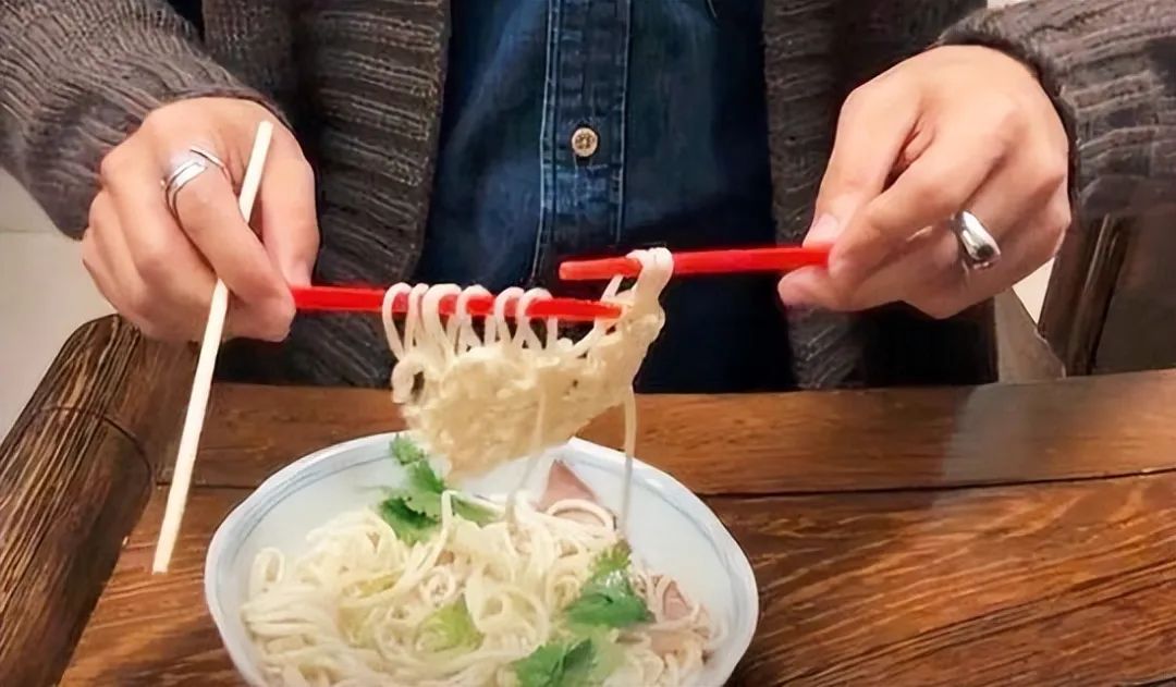 80后广东小伙回村织毛衣年入500万,有个小伙靠织毛衣赚钱是真的吗