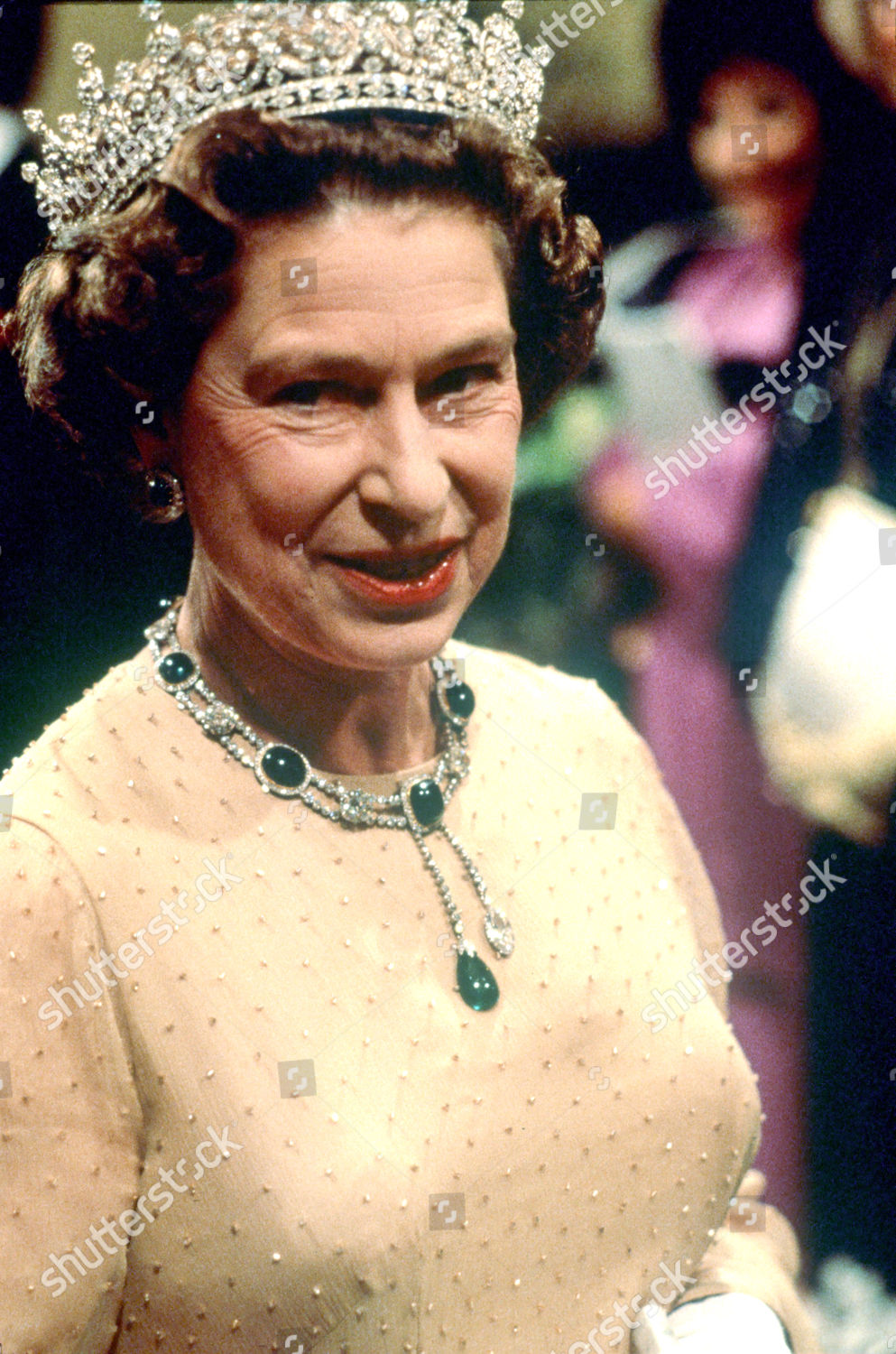 英国王室梅根凯特的差距,英国王妃凯特蓝宝石