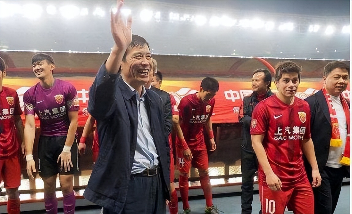 中超赛后起冲突，曹阳“就压着踹”，陈戌源挠头，赛后发布会禁言