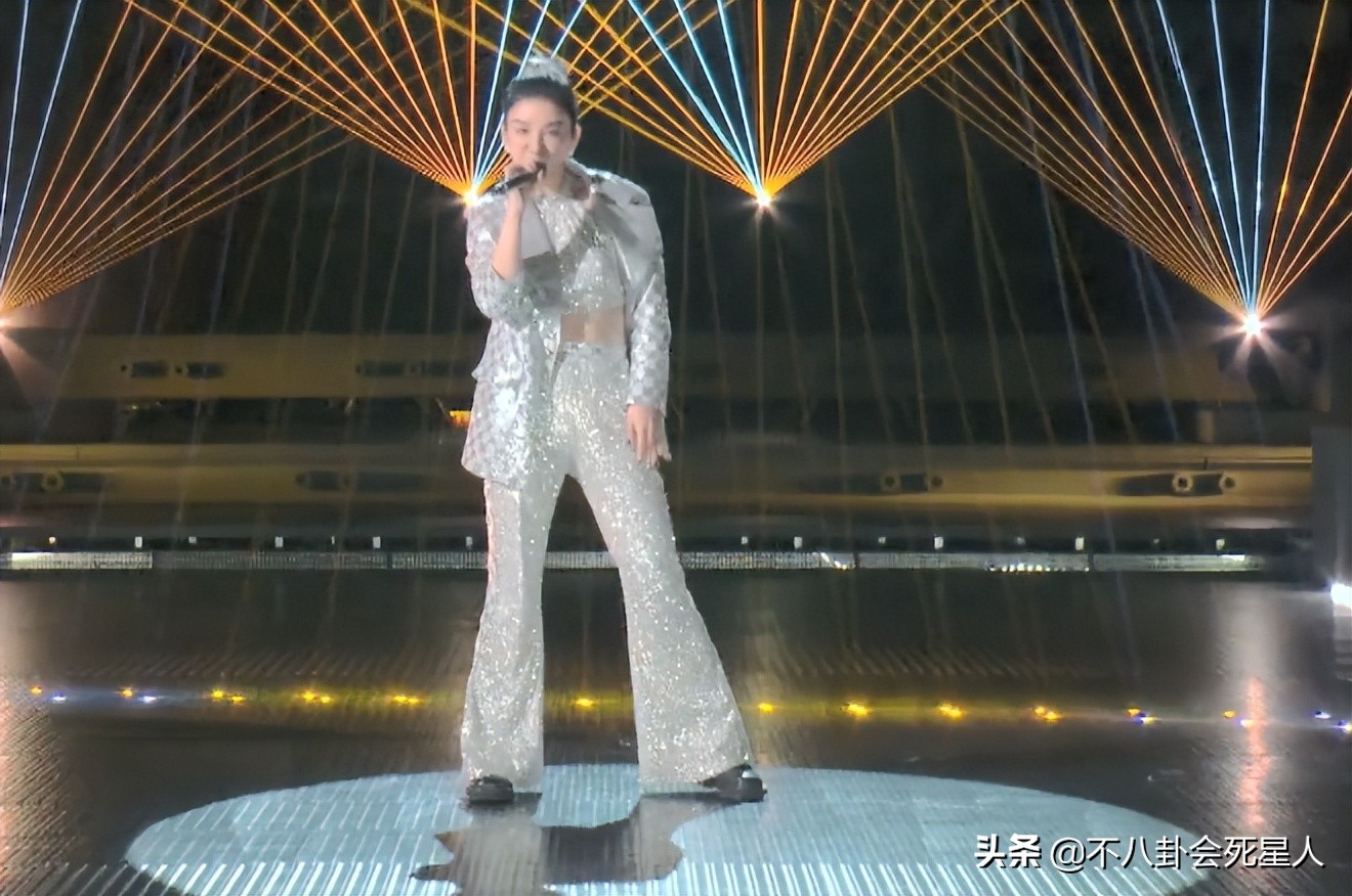 ​黑丝、高开叉、辣妹短裙，《浪姐3》舞台首秀，30个女明星杀疯了