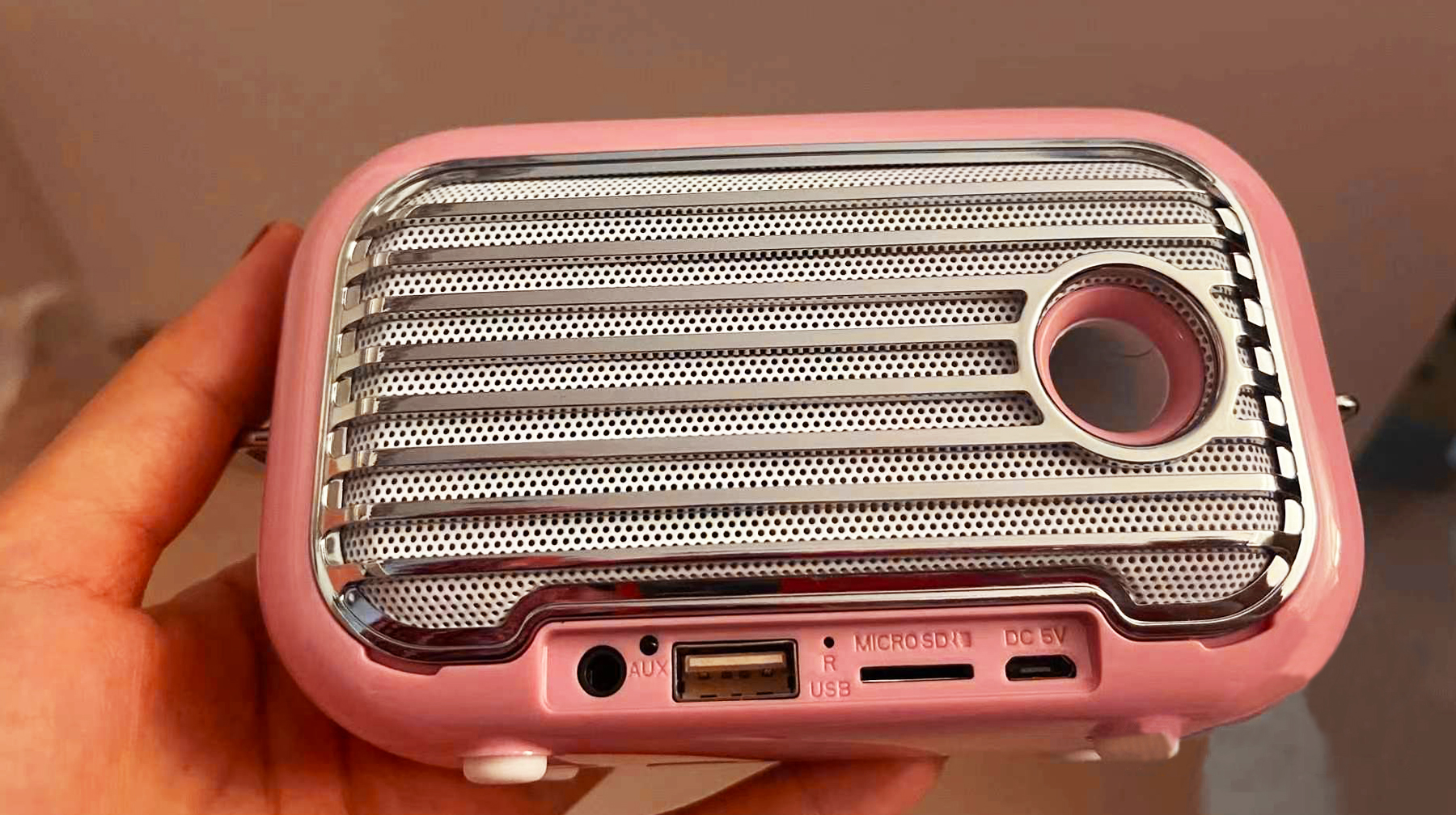 外形像移动电视，旋转滑轮按钮能听广播，这款国产收音机很好用