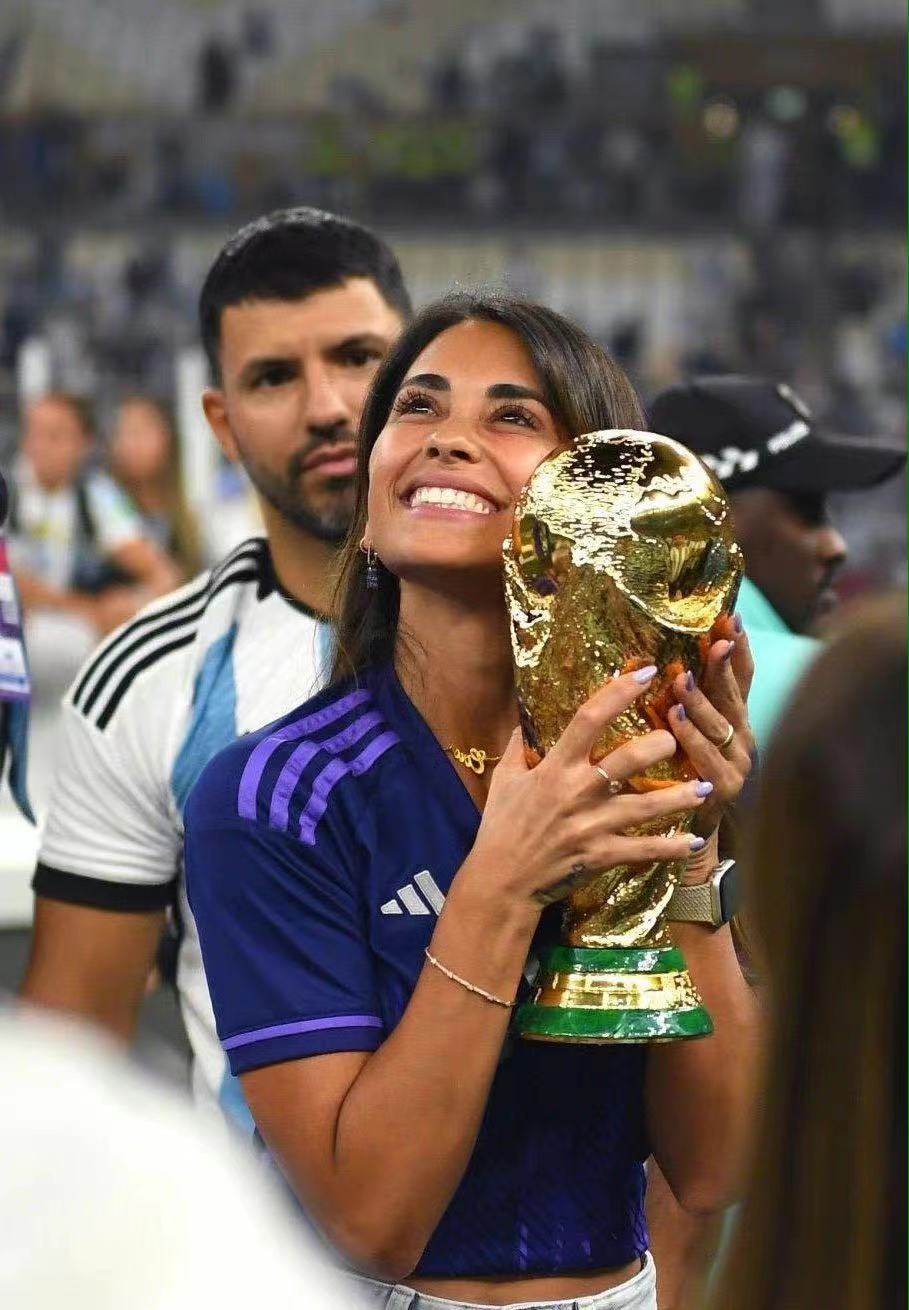 梅西抱娃庆祝冠军,梅西带领阿根廷夺冠c罗