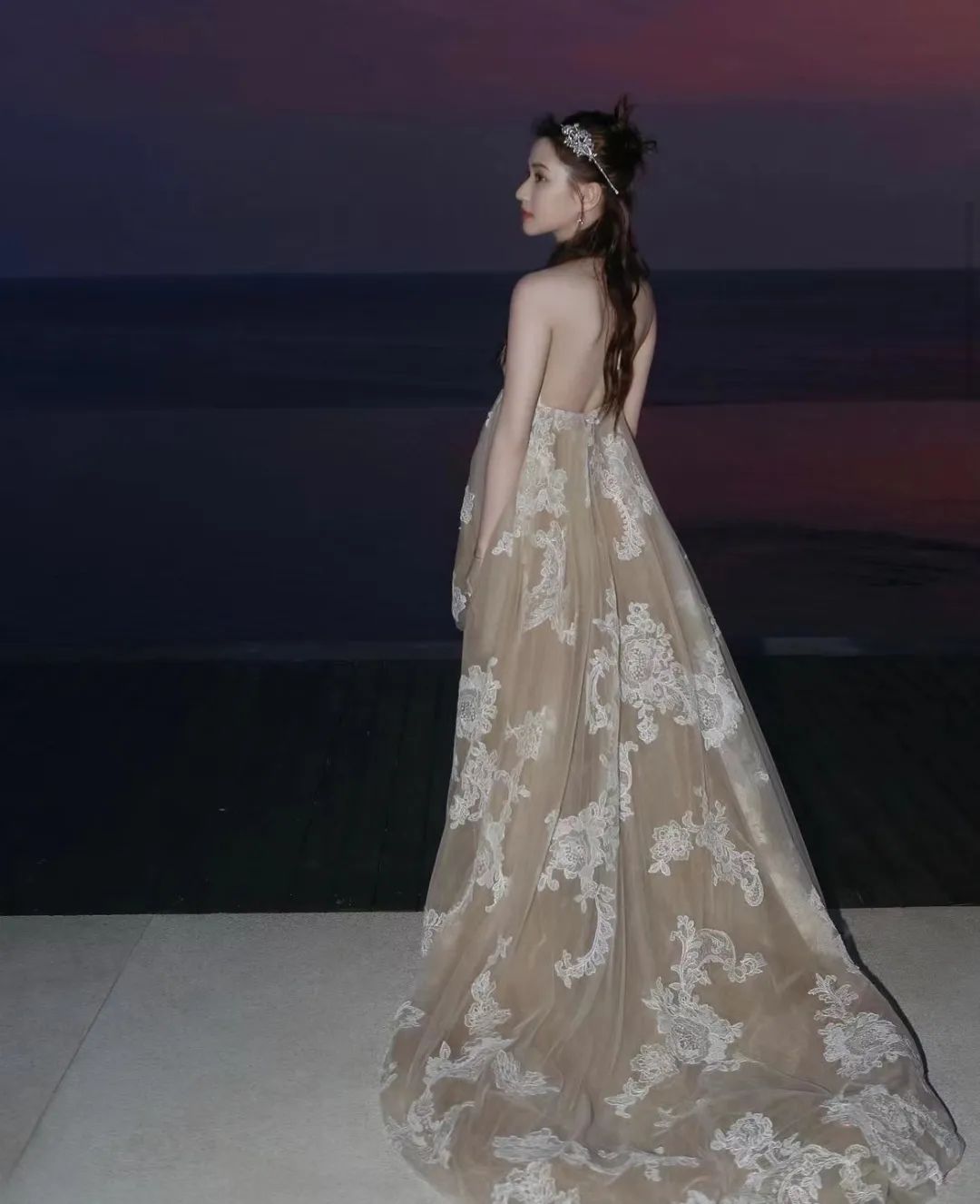 何超莲婚礼礼服珠宝,何超莲收藏的珠宝