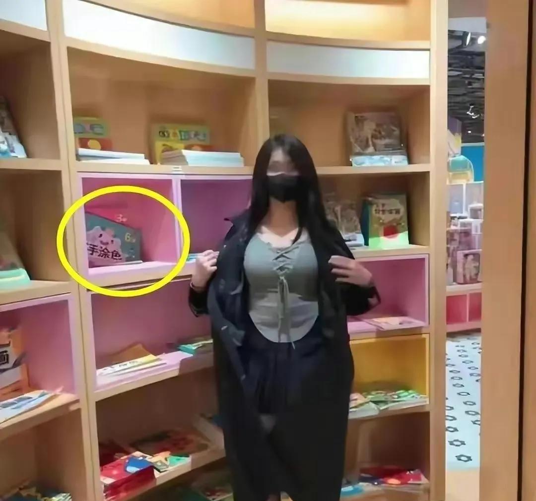 近日，女子在公共场所录制了一段猥亵视频，吸引了众多路人观看！