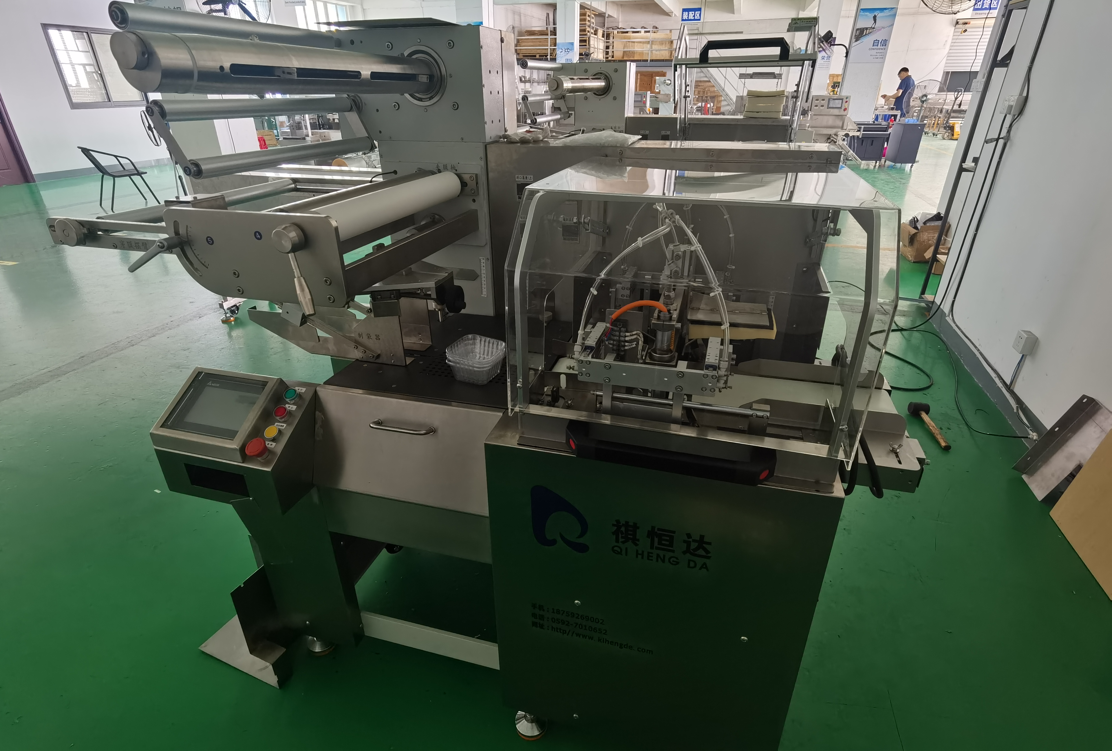 全自动10公斤大米真空包装机视频,420型全自动连续拉伸膜真空包装机