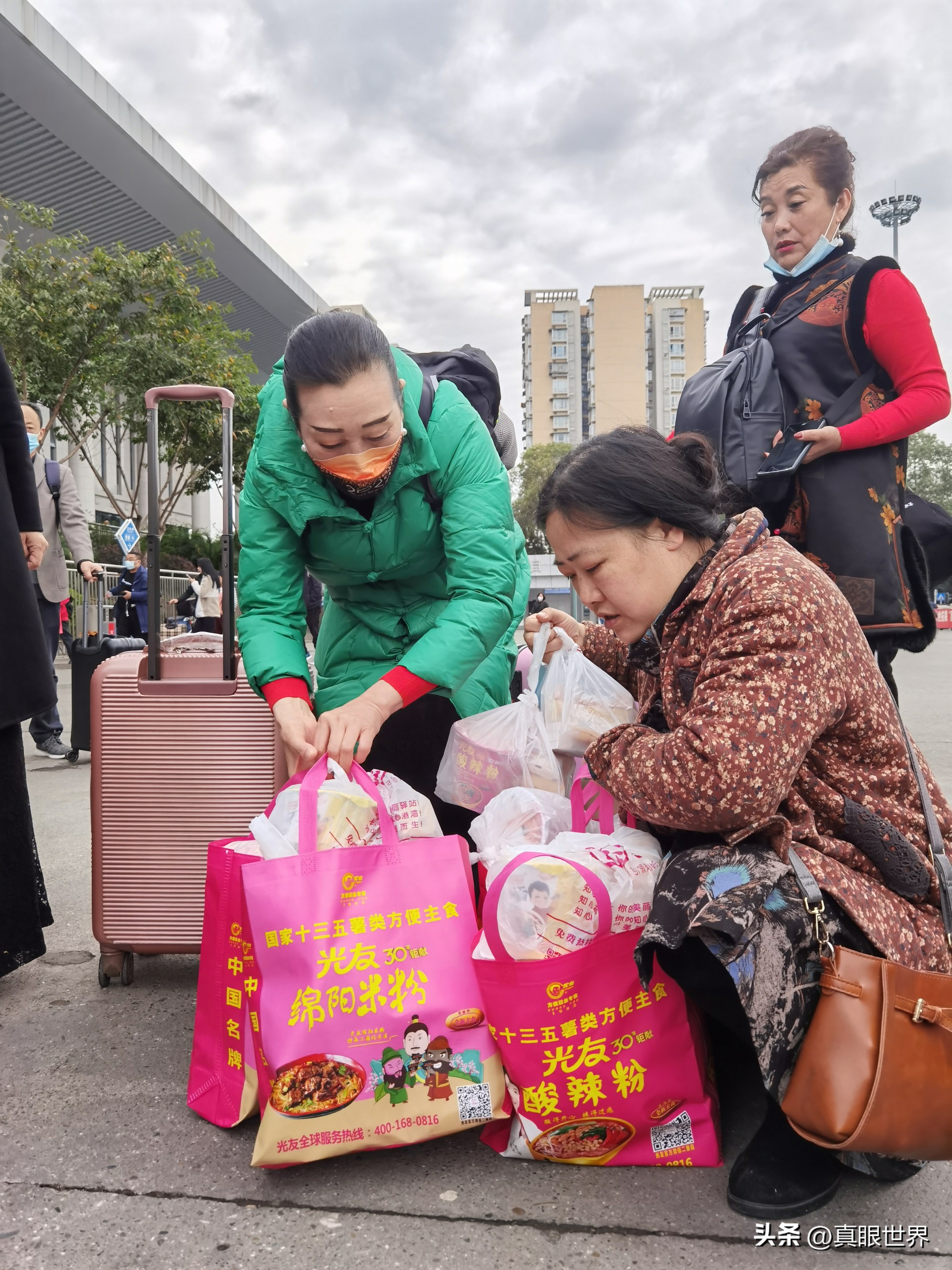 乘火车是买车上的套餐(盒饭)还是自带方便面?