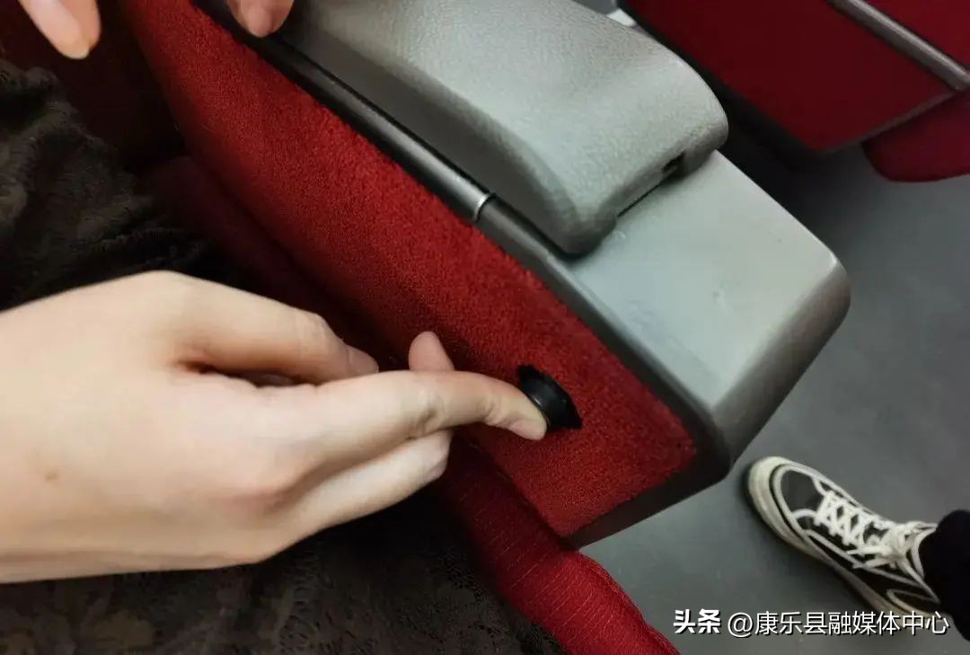 高铁座椅上的按键都有什么作用,高铁一等座如何调节座椅靠背