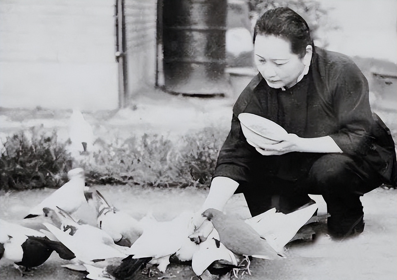 宋庆龄逝世前最后一张照片：无儿无女，保姆担起她的所有后事