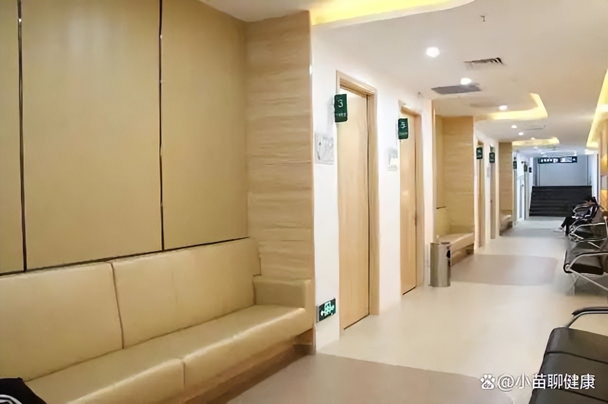 横穿球场被撞伤，68岁老人状告打球学生索赔5万，法院：后果自负