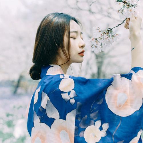 暗恋你的女生故意不理你,女孩子故意不理人怎么办