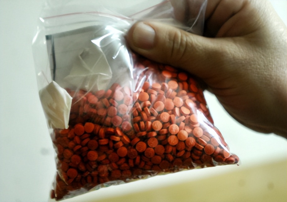 东北“五毒教母”的荒唐人生：年过5旬*养包**23岁小伙，拉女儿贩毒