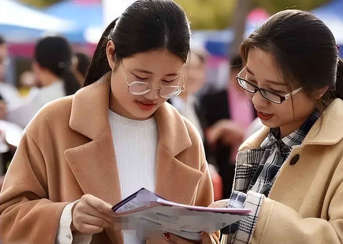 00后进入*草烟**后晒工资条，公积金数额“很亮眼”，说不羡慕是假的