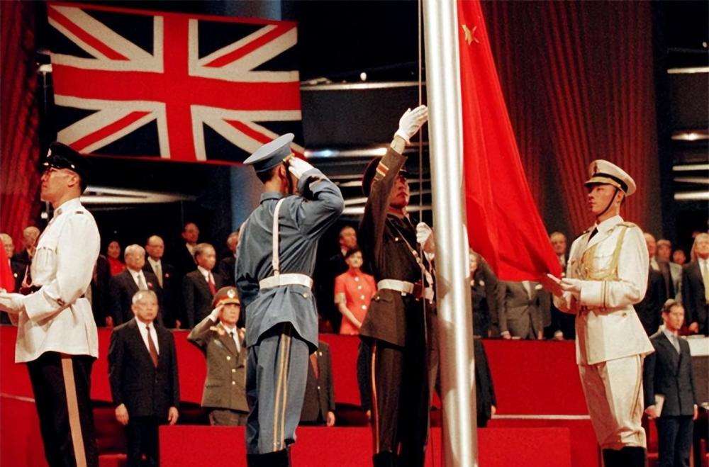 1997年香港回归场景：彭定康仰天含泪，“港督”女儿哭得难以自拔