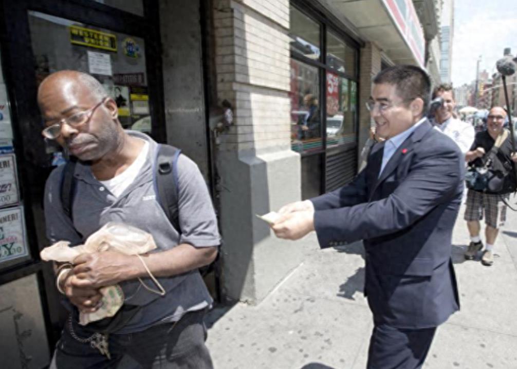 他把现金堆成山，高调捐款20亿后“消失”，如今出现在家种地？