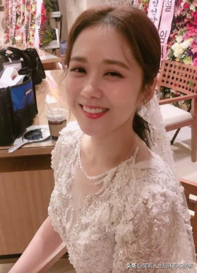 童年女神张娜拉晒猫照依旧童颜,38岁张娜拉罕见晒素颜照