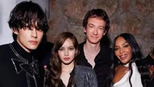 Lisa操作再引热议！晒大尺度照片、妆容变回泰妹，粉丝心疼其