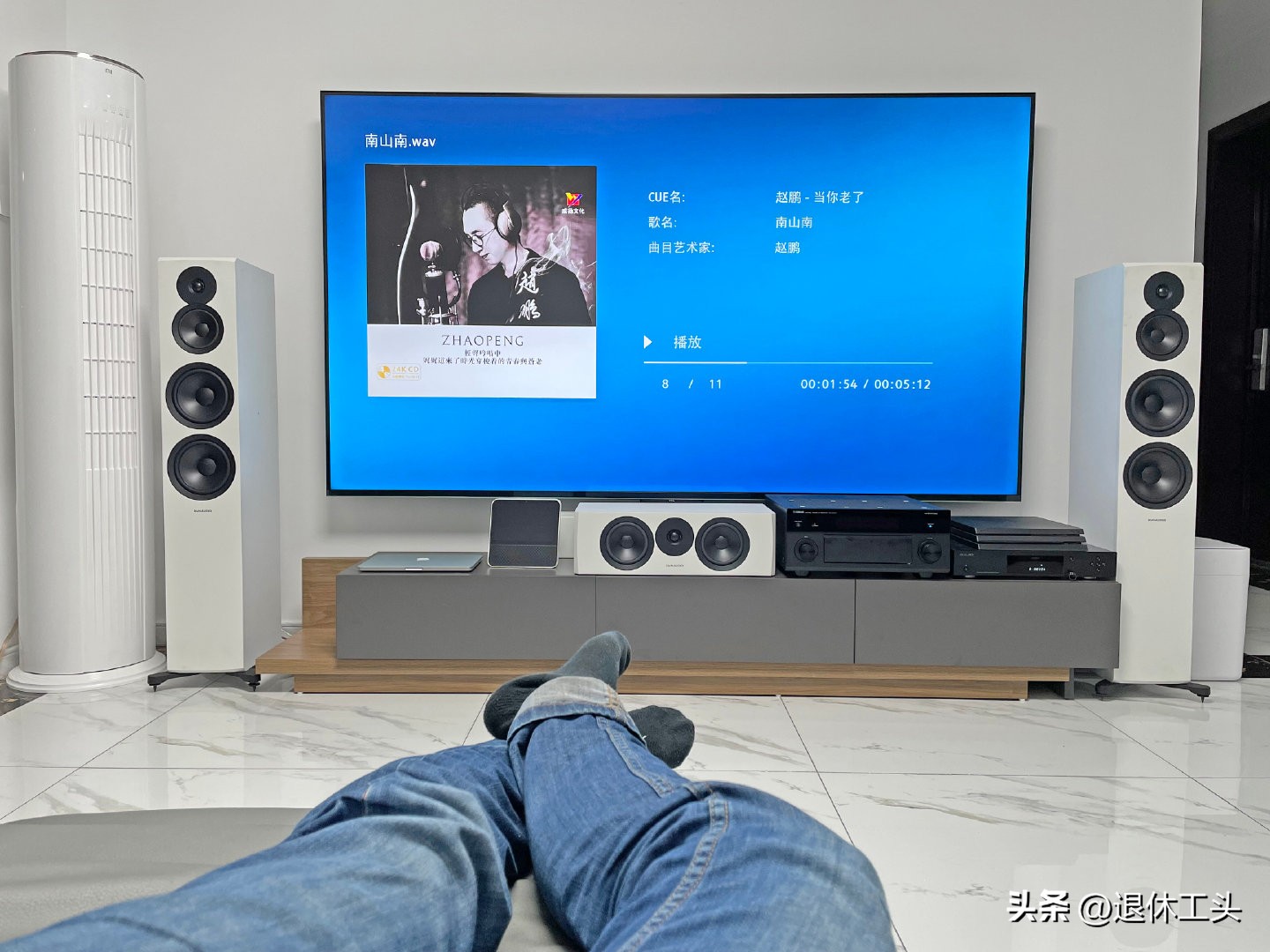 电视机是挂的好还是放在柜子上好,电视机挂在墙上好还是做柜子上好