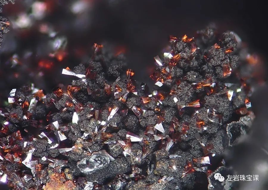 左岩的最新图片,真正的超七水晶是什么样