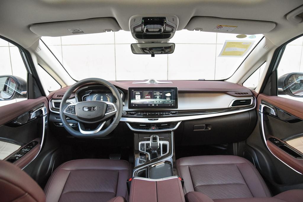 实拍2022款吉利嘉际,搭载1.8T+7DCT动力,六座布局,值得选吗?