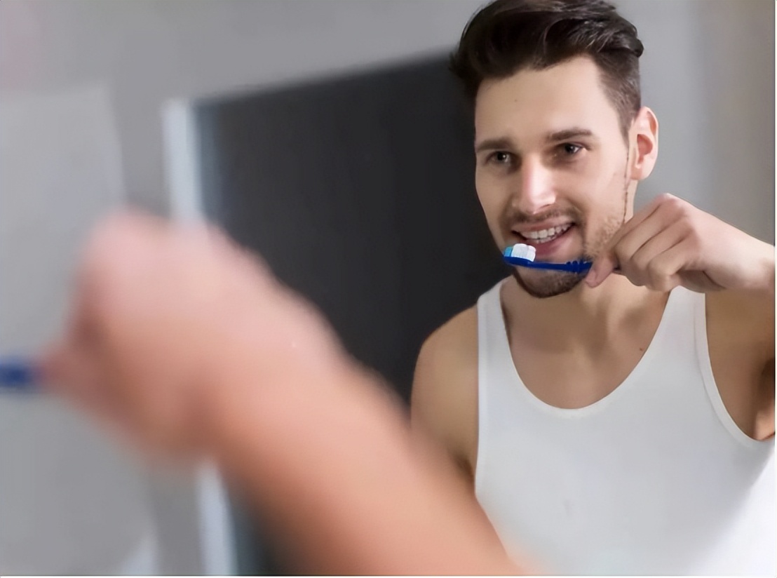 牙齿表面软软发臭的“黄泥”到底是什么?教你三招,轻松去除