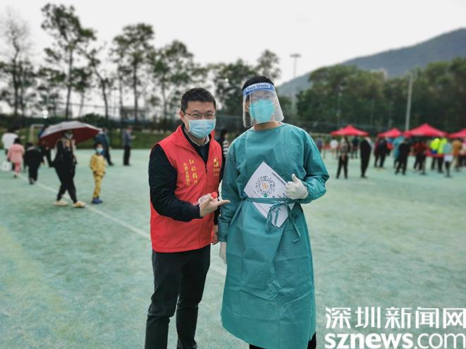 防疫暖心图片,防疫人员感人图片